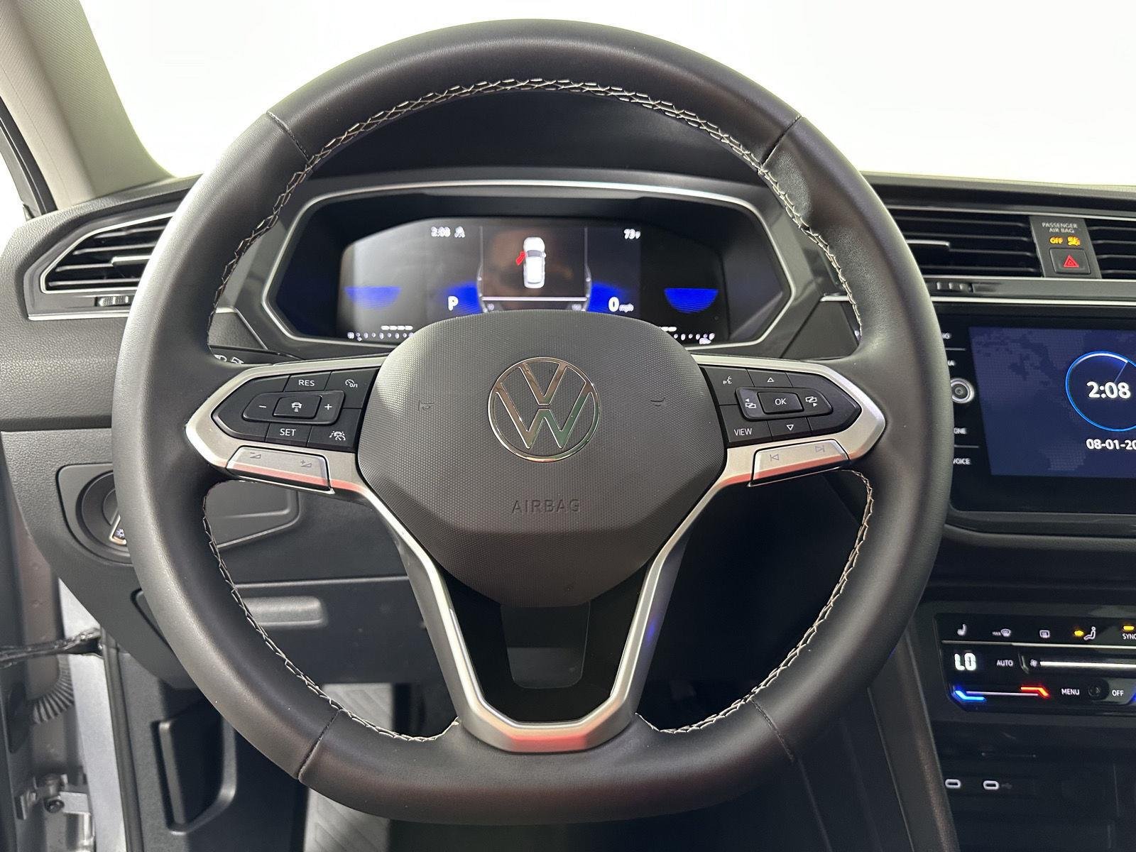 Used 2024 Pyrite Silver Metallic Volkswagen SE image 18