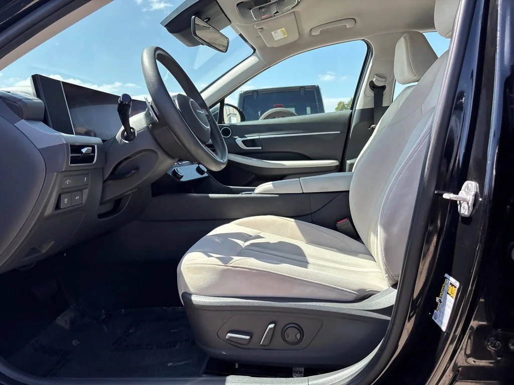Used 2025 Abyss Black Hyundai SEL image 11