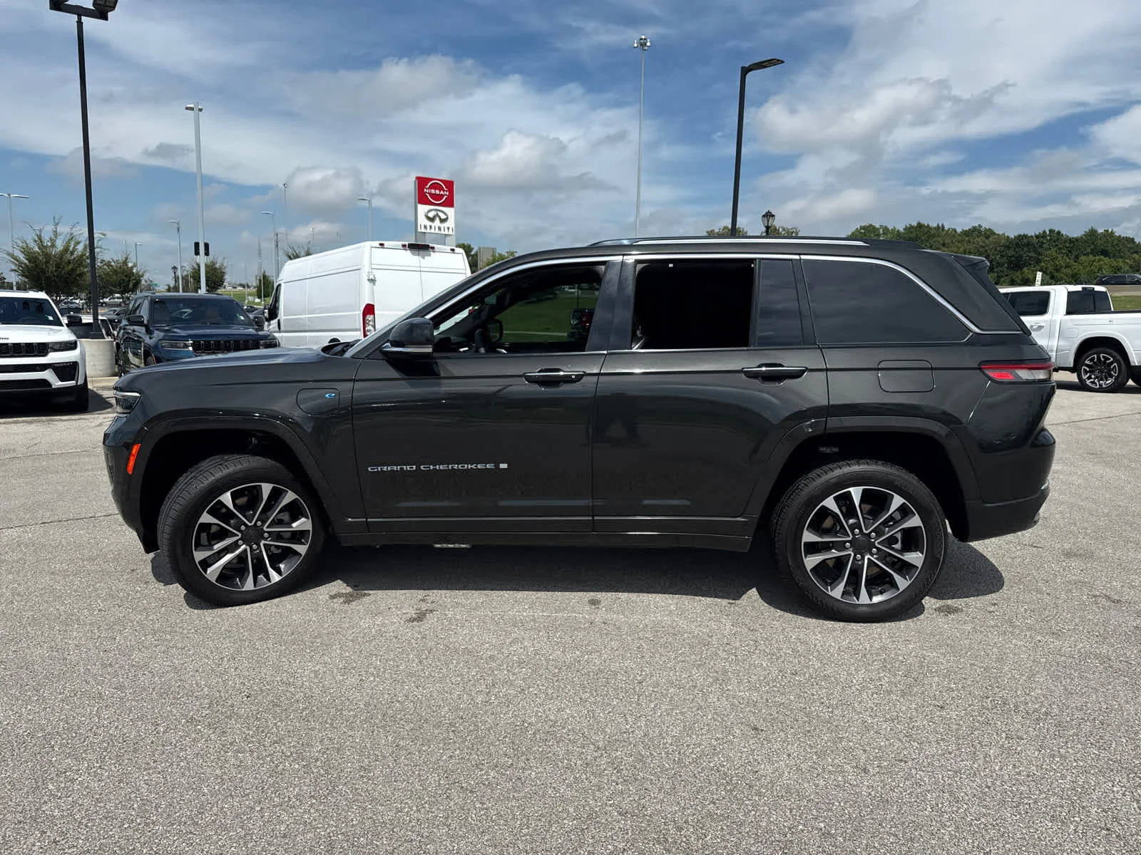 Used 2023 Rocky Mountain Pearlcoat Jeep Overland image 5