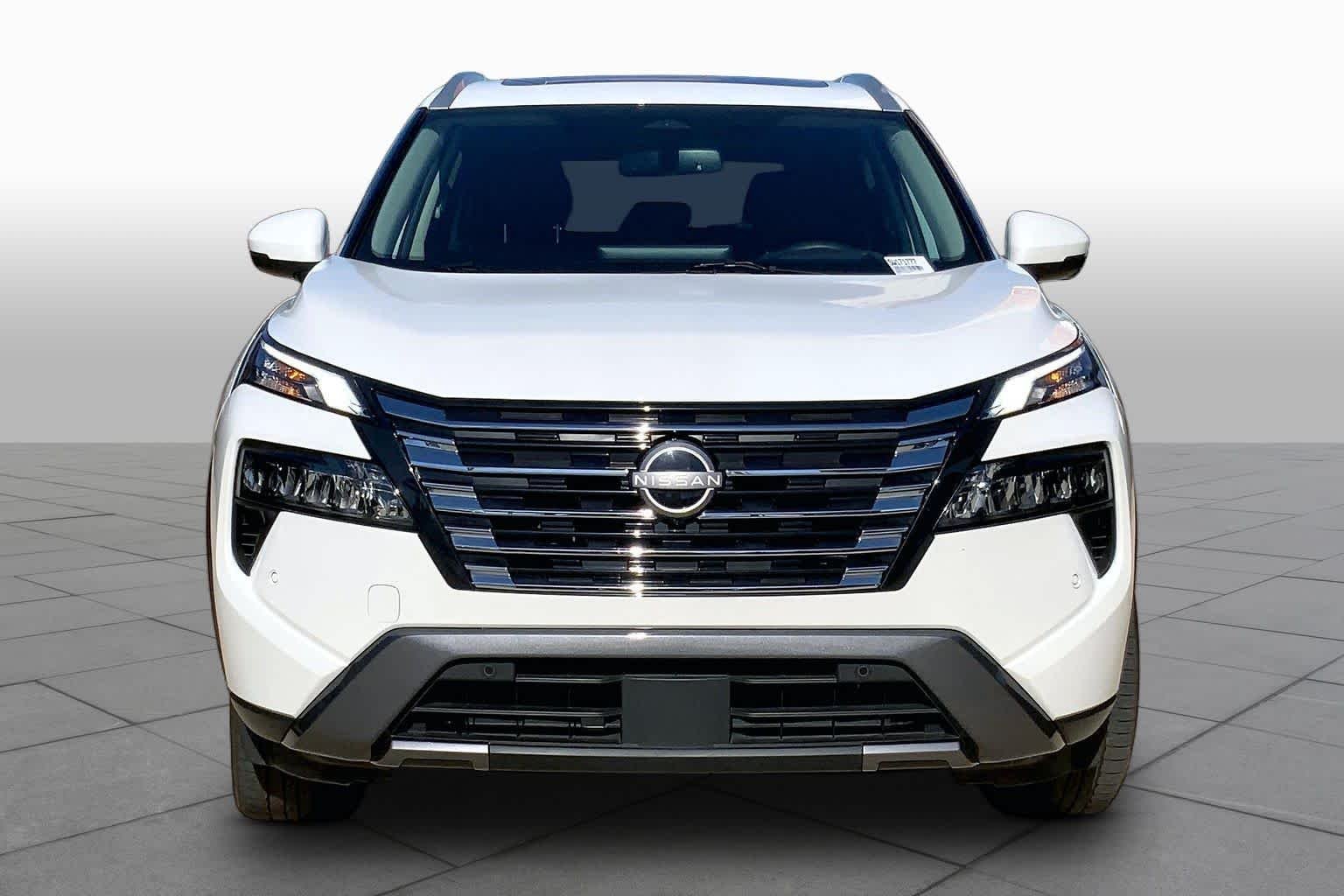 Used 2025 Everest White Pearl Nissan SL image 3