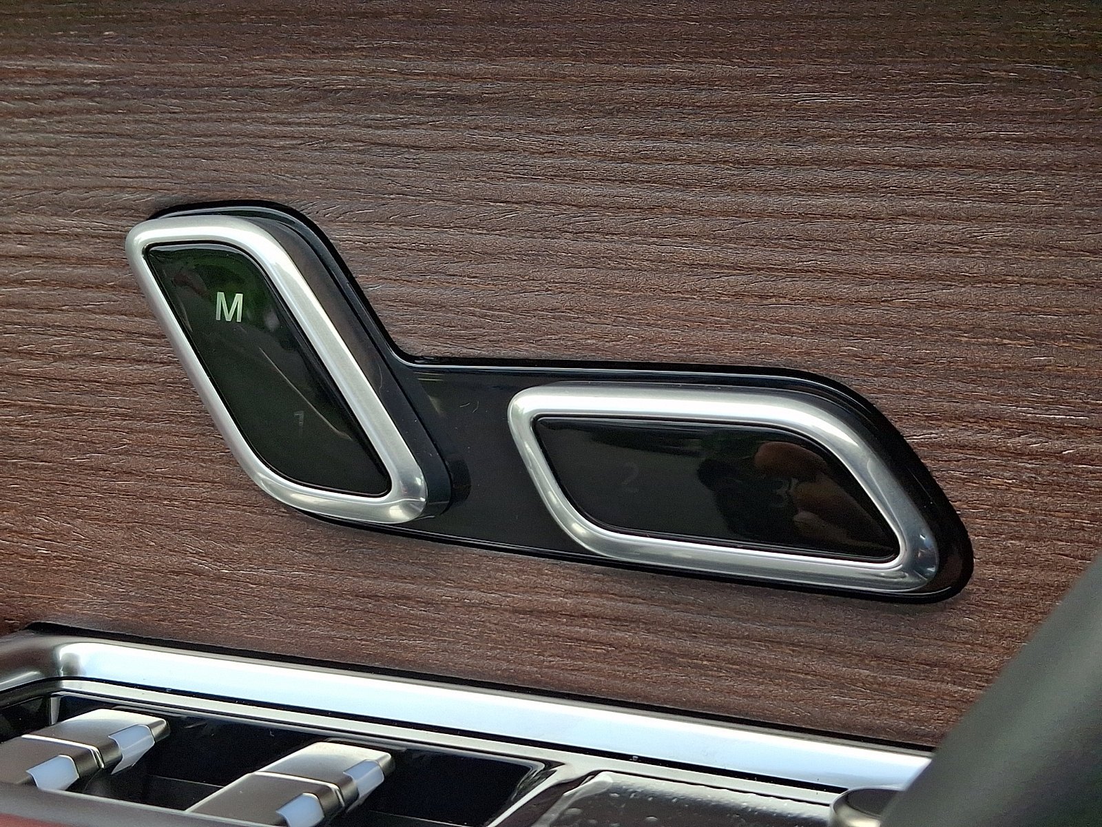 New 2027 Santorini Black Land Rover SE image 14