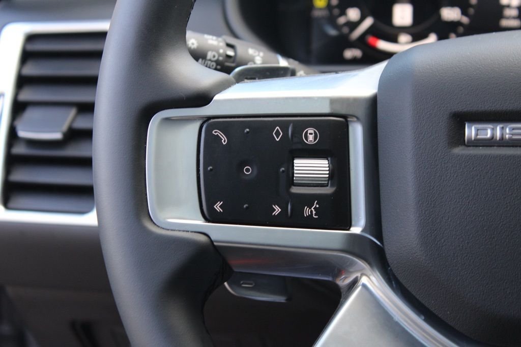 Used 2025  Land Rover Dynamic SE image 17