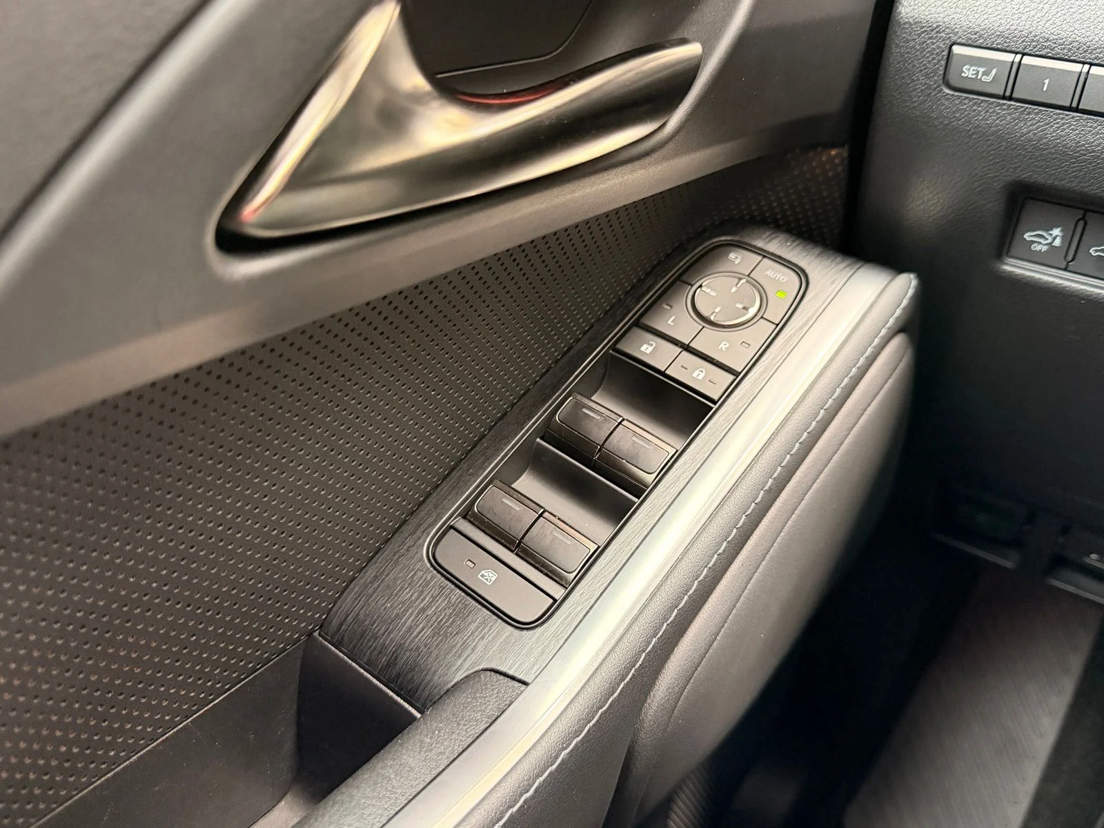 Used 2024 Incognito Lexus 550 Premium+ image 22
