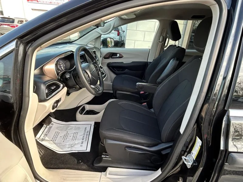Used 2021 Black Chrysler L Minivan 4D image 37