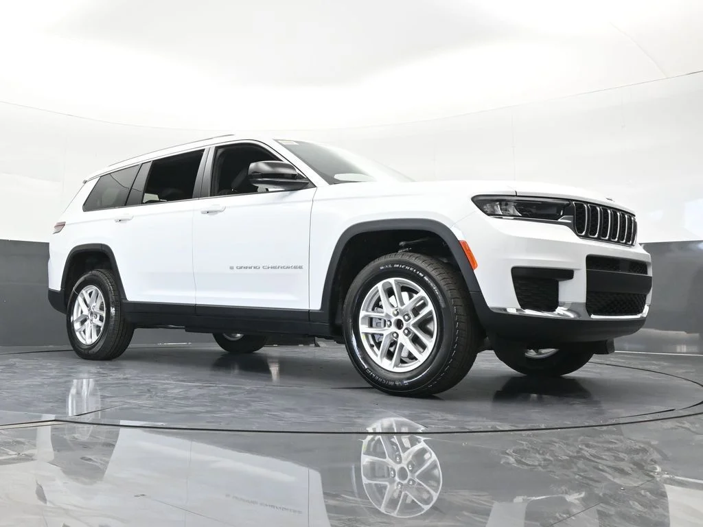 New 2026 Bright White Clear-Coat Exterior Paint Jeep Laredo image 58