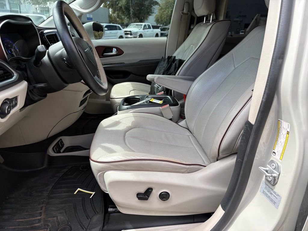 Used 2017 White Chrysler Limited image 8