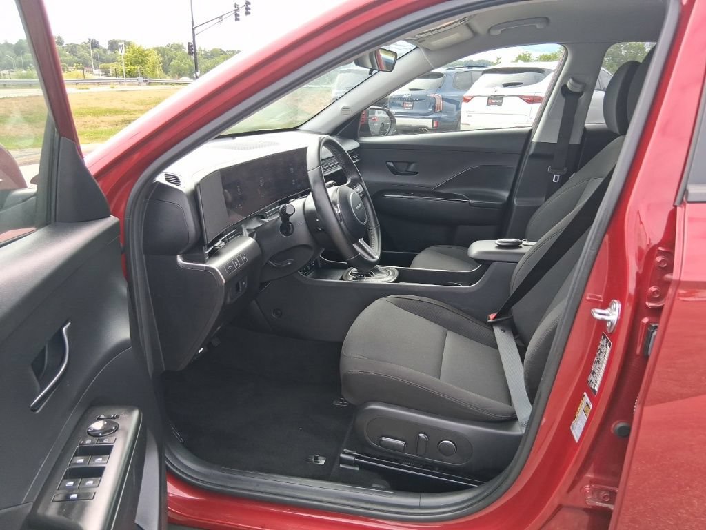 Used 2025  Hyundai SEL image 9