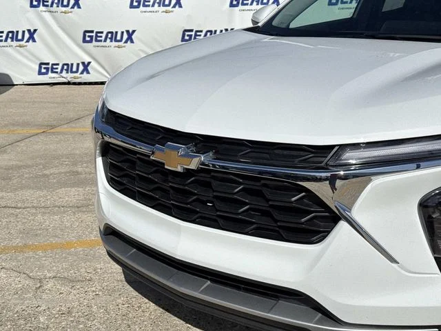 Used 2025 White Chevrolet LT image 3