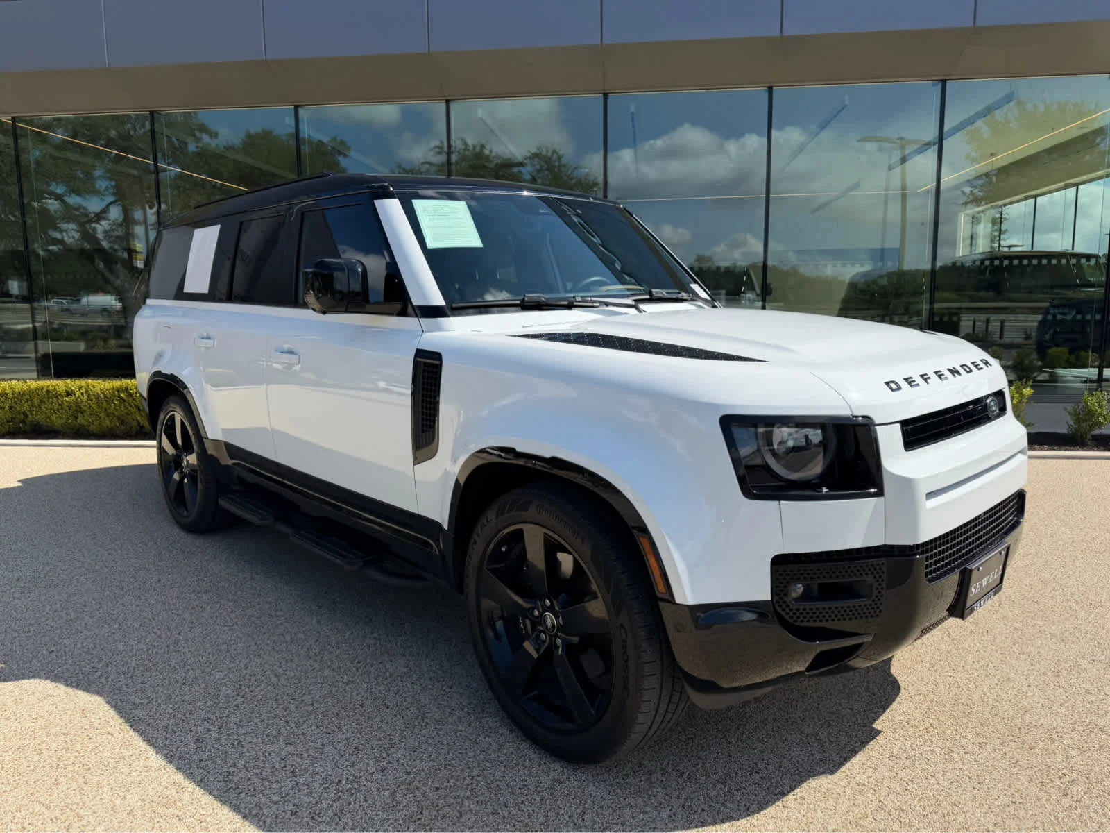 Certified Used 2025 Fuji White Land Rover V8 image 4