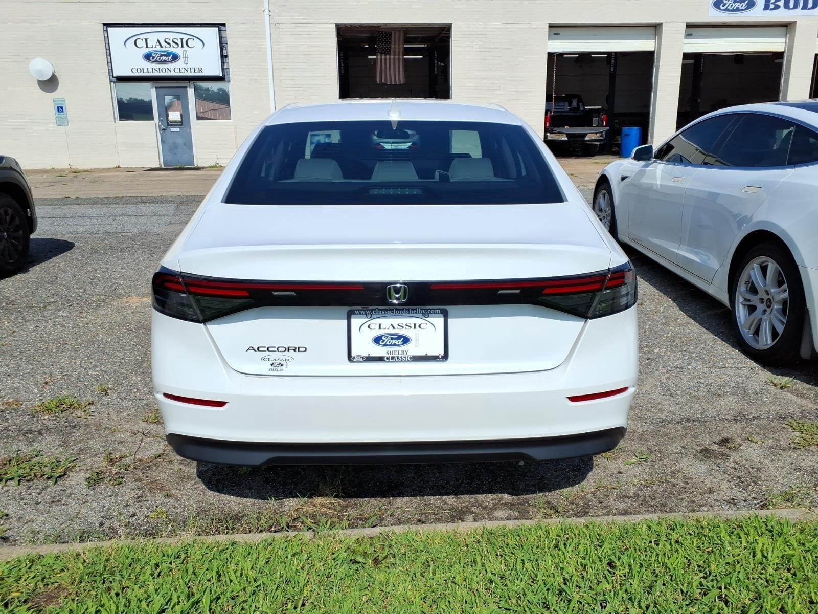 Used 2023 Platinum White Pearl Honda LX image 5