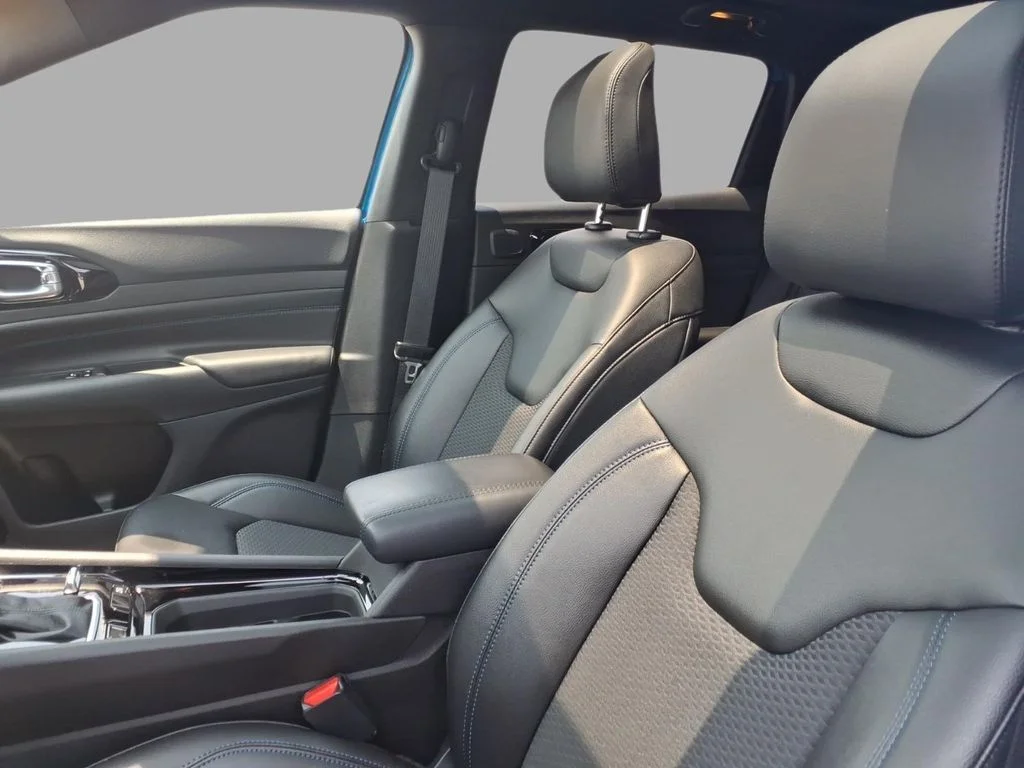 New 2025 Hydro Blue Pearl-Coat Exterior Paint Jeep Latitude image 13