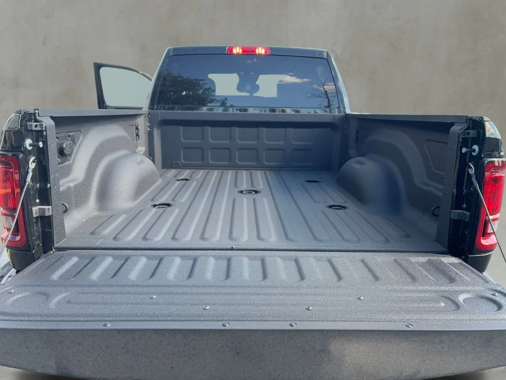 New 2026 Diamond Black Crystal Pearl-Coat Exterior Paint RAM Tradesman image 22