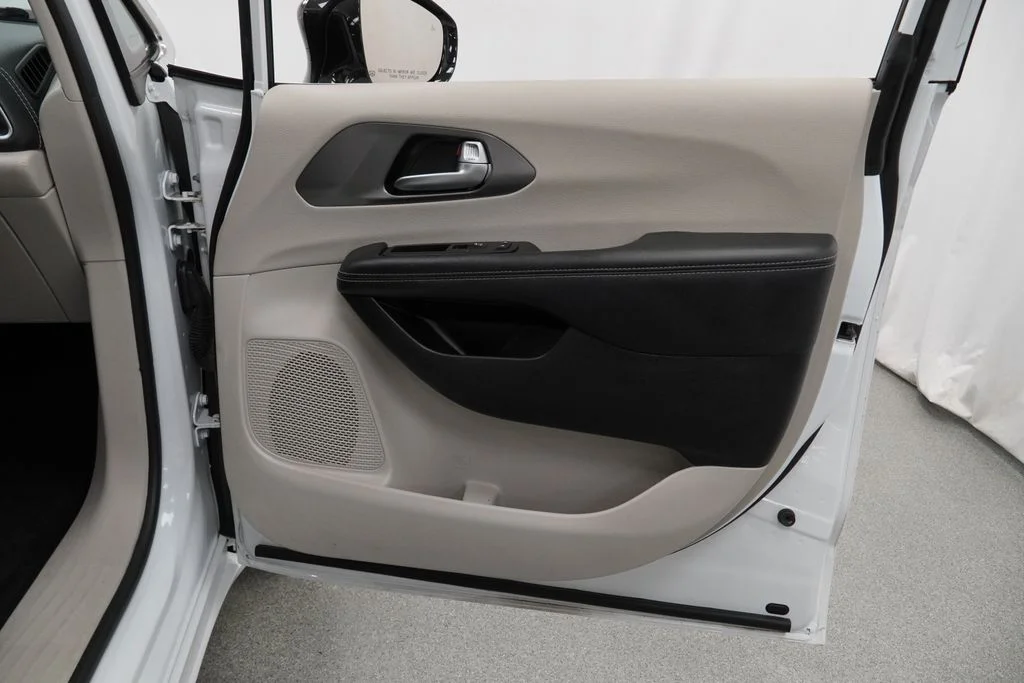 Used 2024 White Chrysler Select image 39