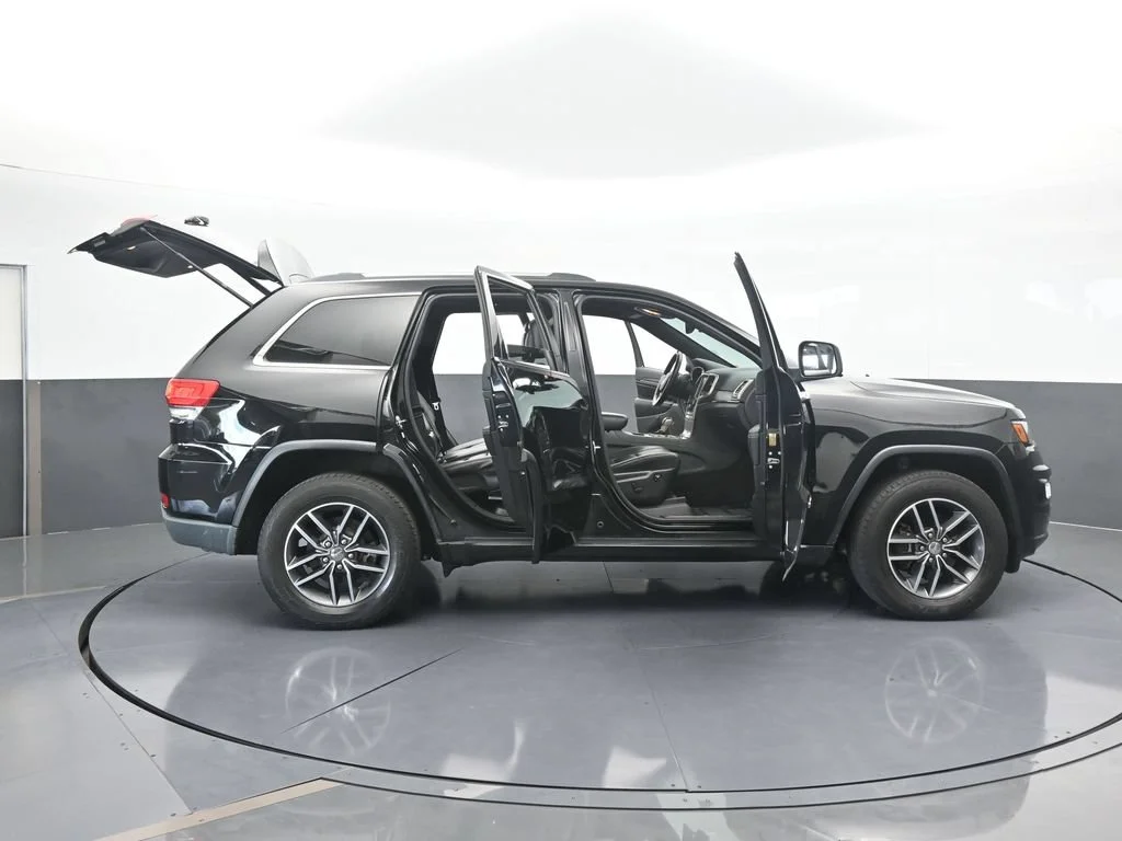 Used 2017 Diamond Black Crystal Pearlcoat Jeep Limited image 72