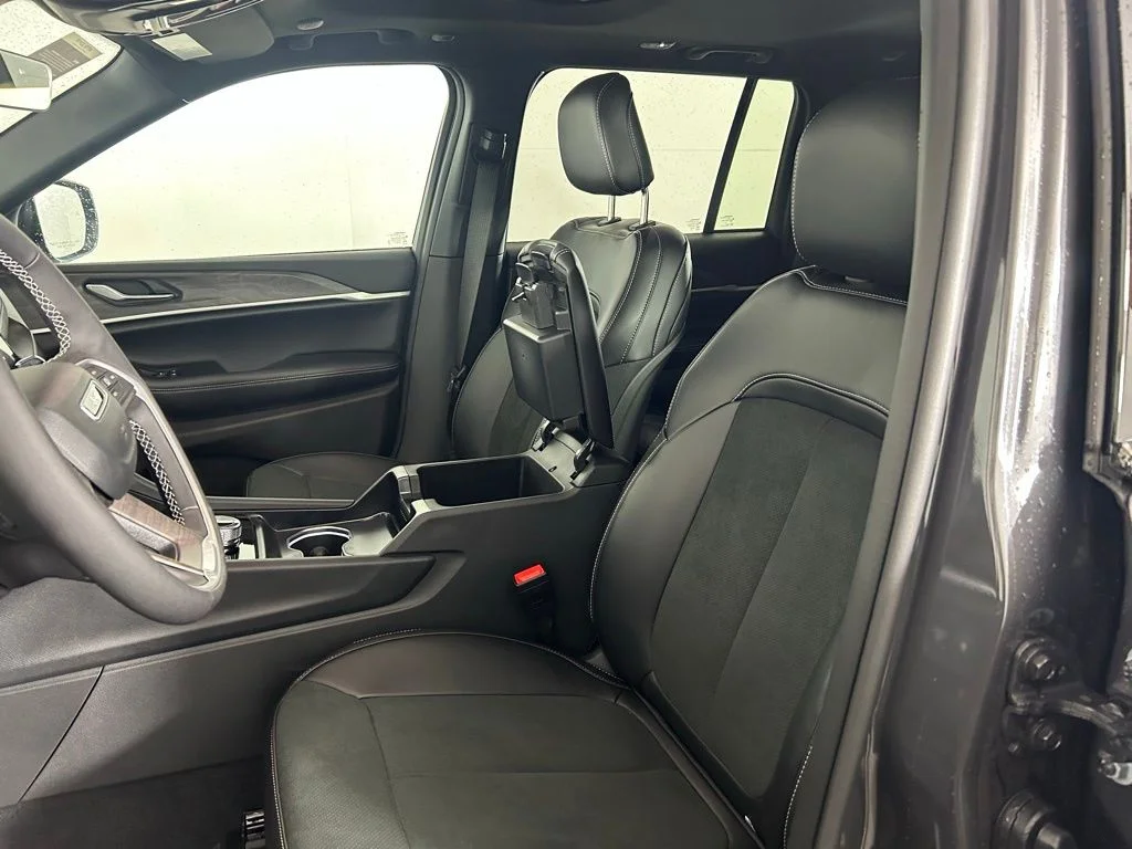 New 2026 Baltic Gray Metallic Clear-Coat Exterior Paint Jeep Altitude image 9