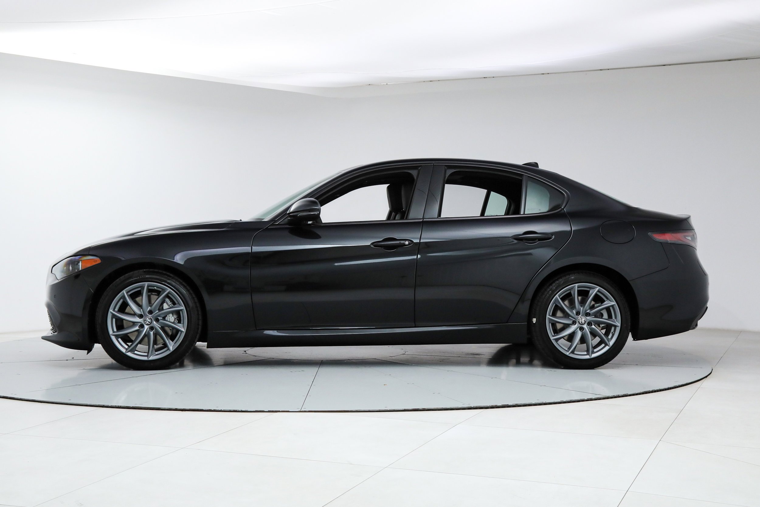 New 2026 Vulcano Black Metallic Exterior Paint Alfa Romeo  image 2