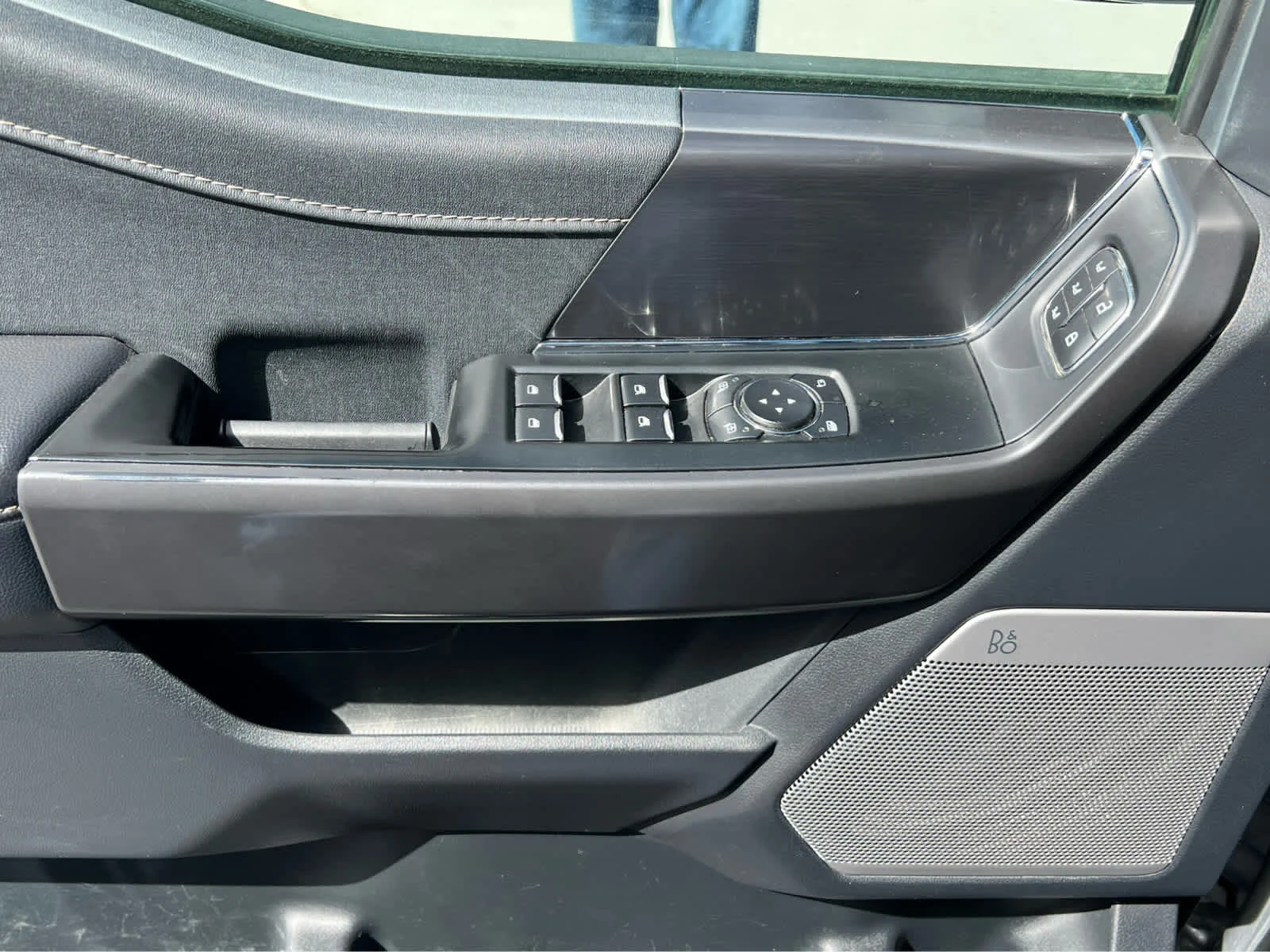 Used 2025 Iconic Silver Metallic Ford LARIAT image 32