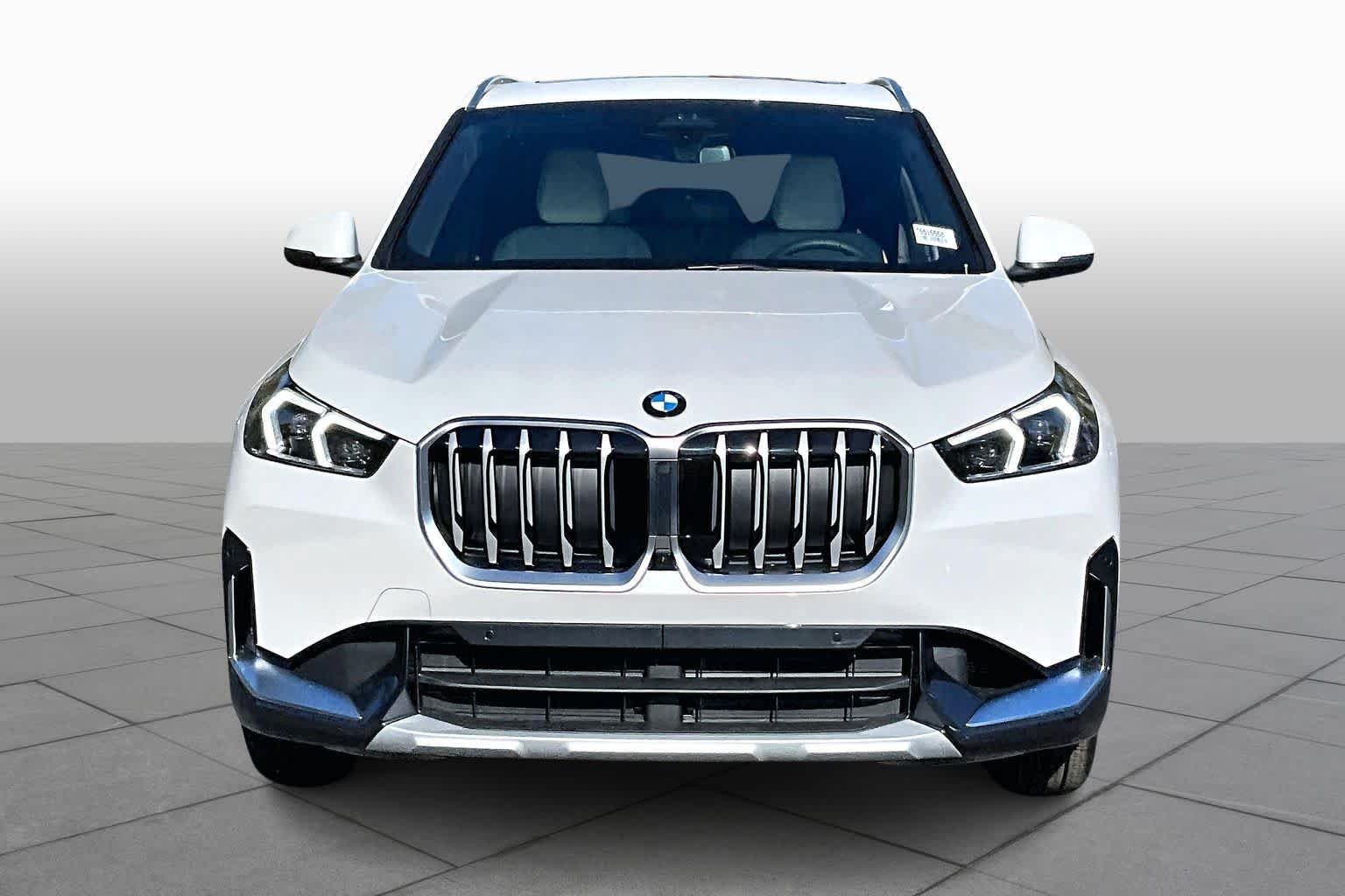 Used 2026 Mineral White Metallic BMW xDrive28i image 3