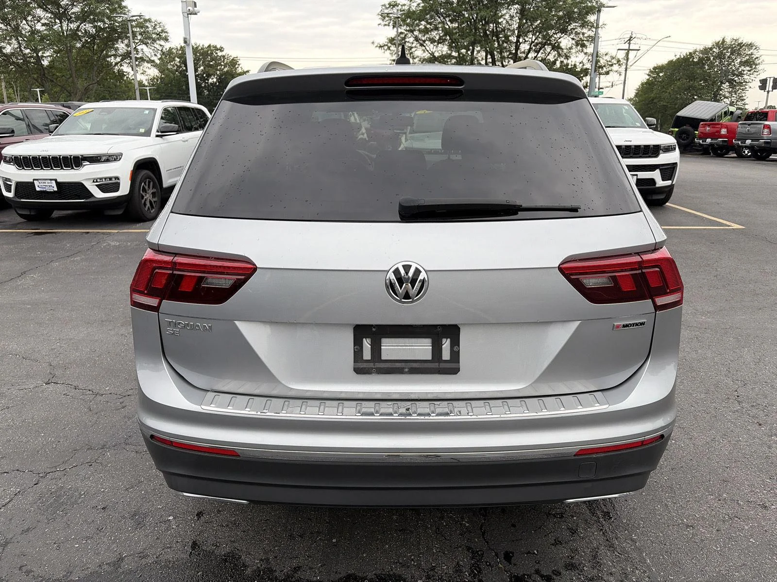 Used 2020 Pyrite Silver Metallic Volkswagen SE image 6