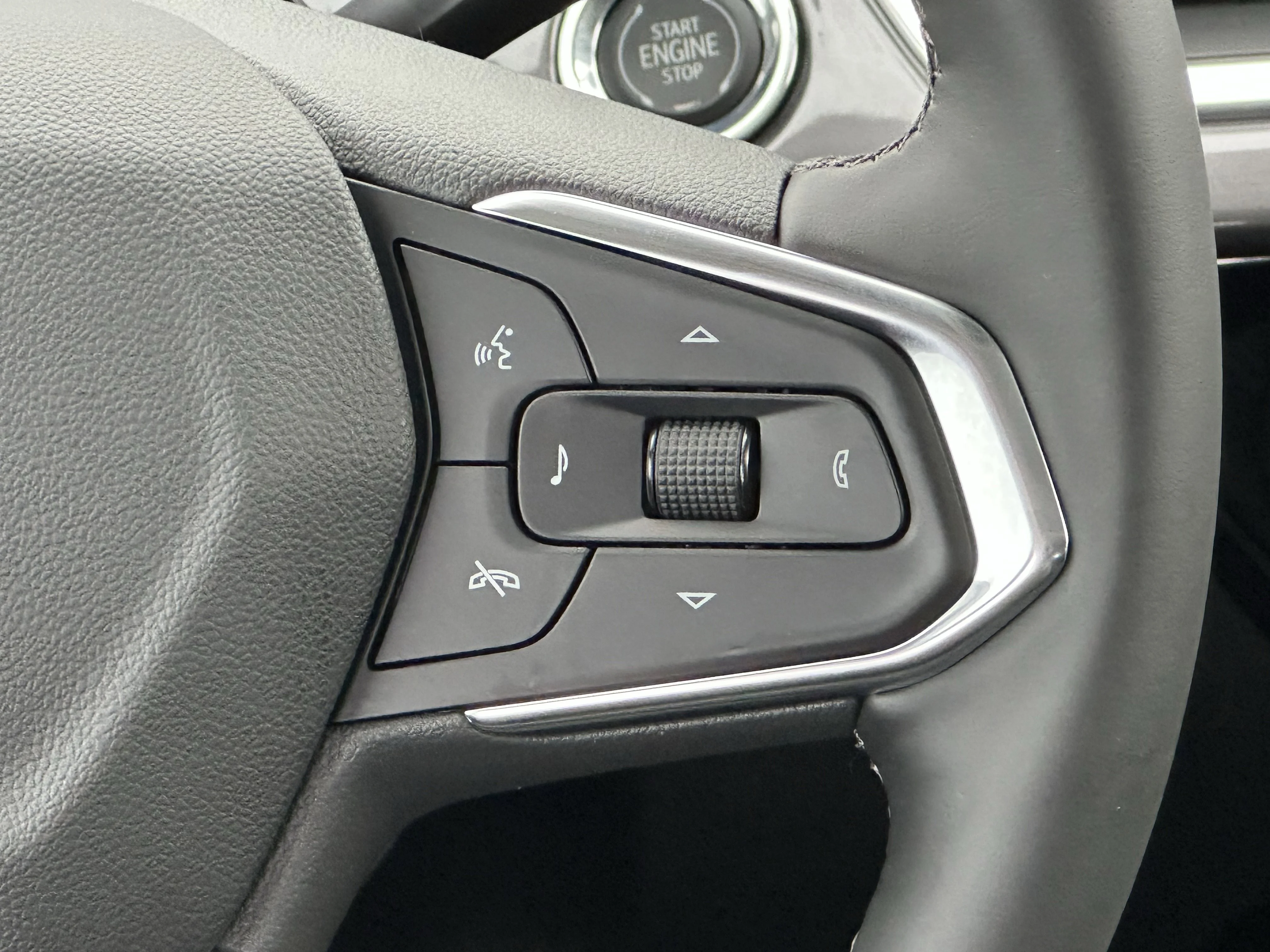New 2026 Mosaic Black Metallic Chevrolet ACTIV image 12