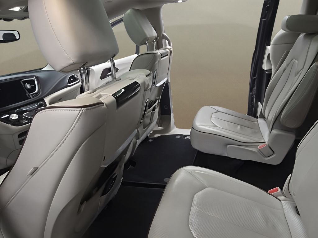 Used 2018 Gray Chrysler Limited image 15