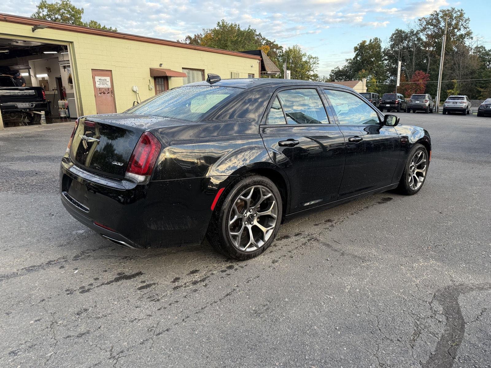 Used 2018 Gloss Black Chrysler Touring image 5
