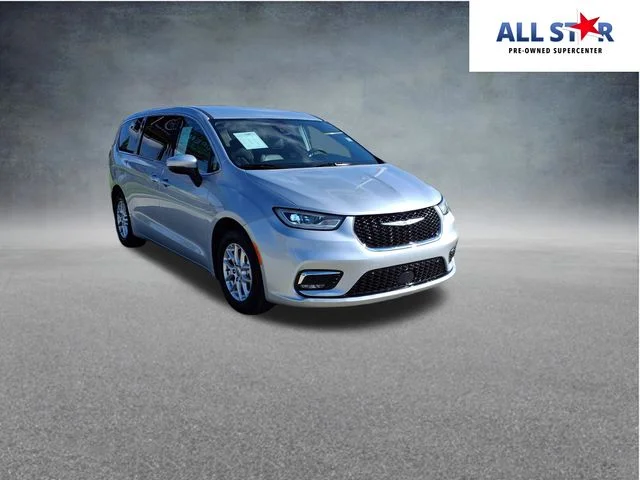 2023 Chrysler Pacifica Touring L's photo