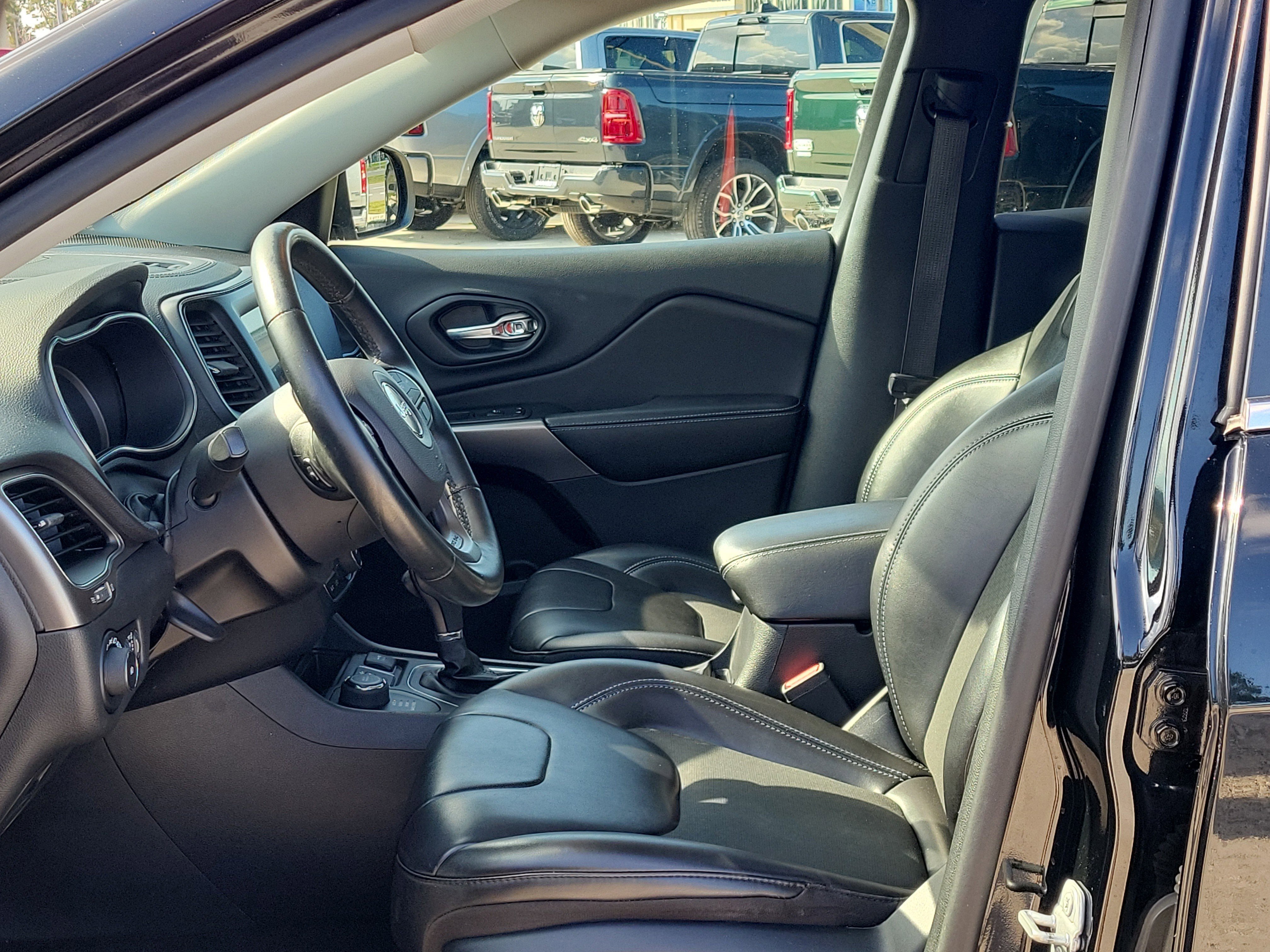 Used 2019 Diamond Black Crystal Pearlcoat Jeep Latitude Plus image 22