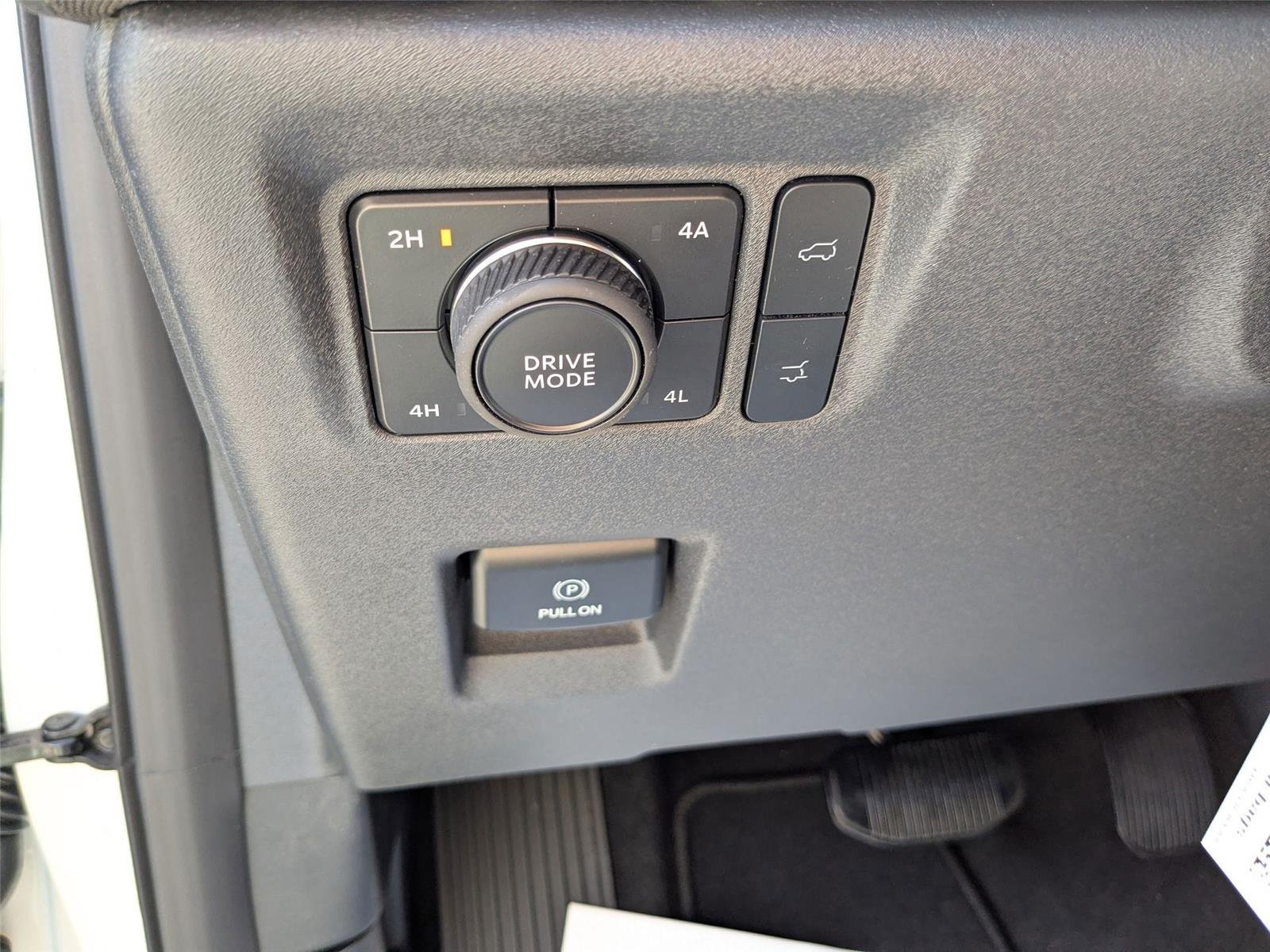 New 2026 Star White Metallic Tri-Coat Ford Platinum® image 15