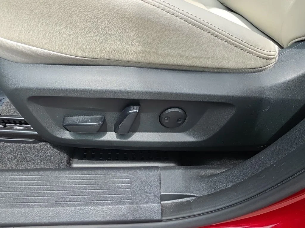 Used 2023 Red Nissan SL image 13
