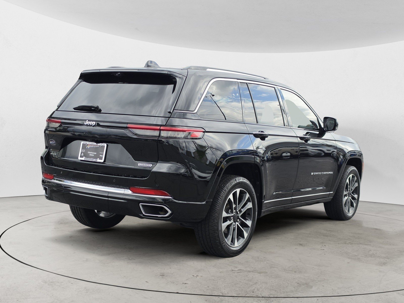 Used 2022 Diamond Black Crystal Pearlcoat Jeep Overland image 3