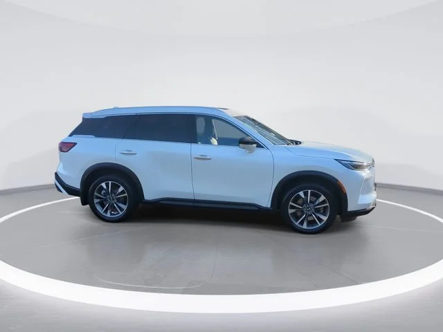 Used 2023 White INFINITI LUXE image 9