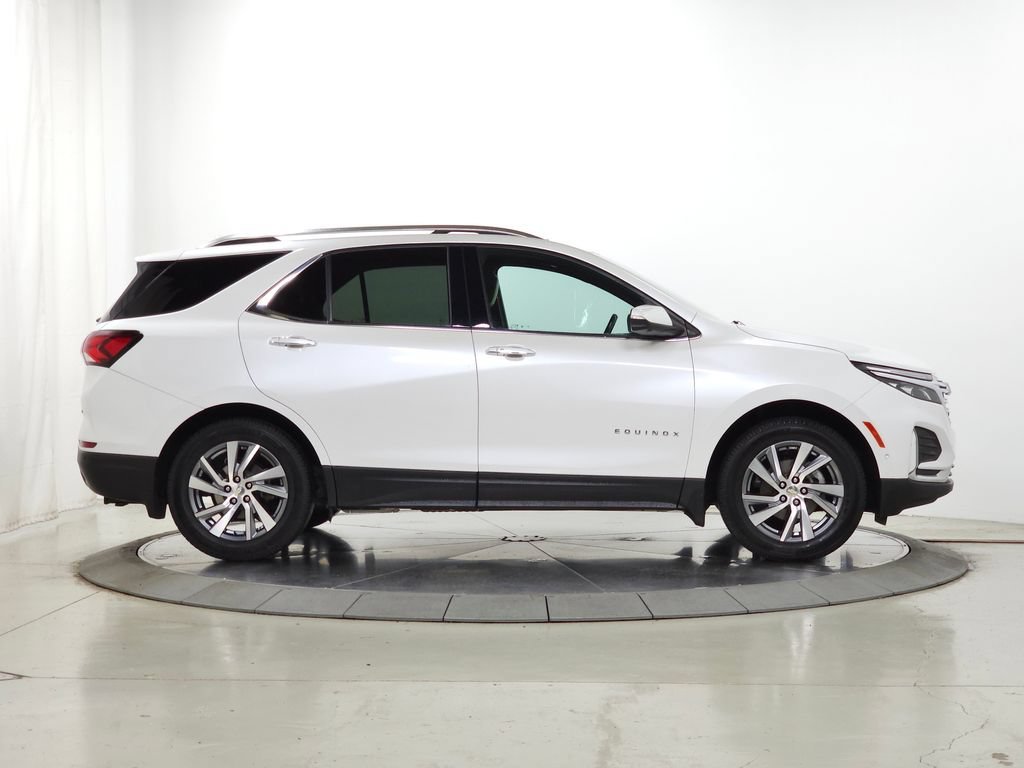 Used 2022 IRIDESCENT PEARL TRICOAT Chevrolet Premier image 11