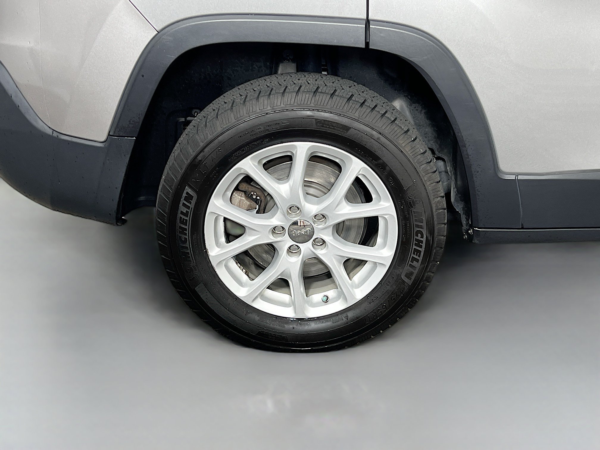 Used 2016 Billet Silver Metallic Clearcoat Jeep LATITUDE image 34