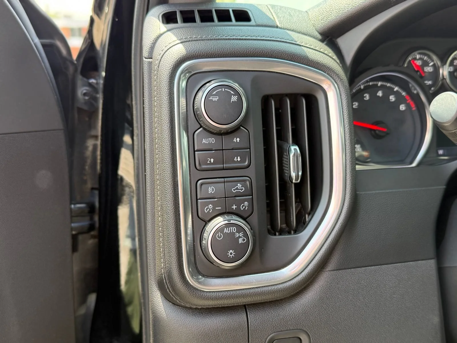 Used 2019 BLACK Chevrolet RST image 22