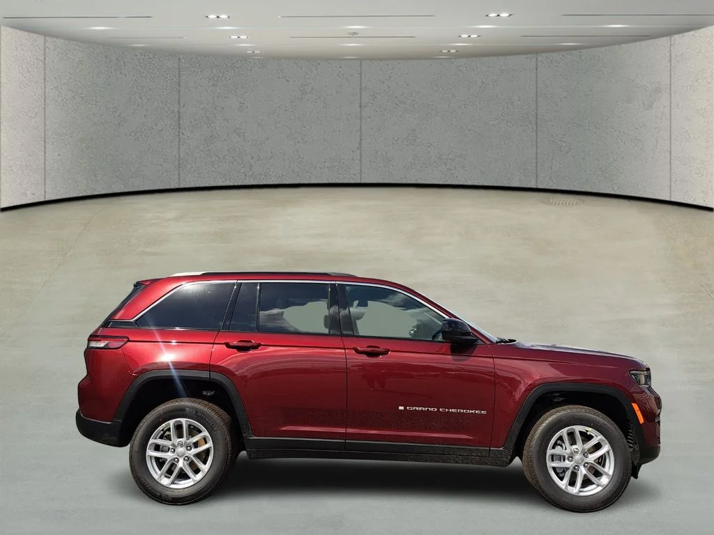 New 2026 Velvet Red Pearl-Coat Exterior Paint Jeep Laredo image 4