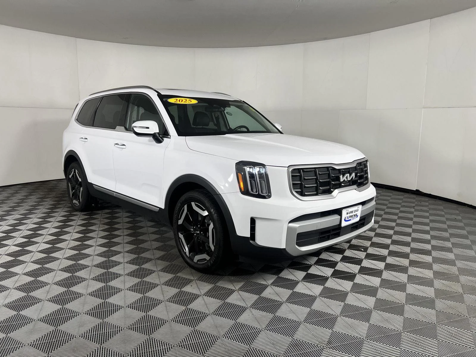 Used 2025 Glacial White Pearl Kia  image 29