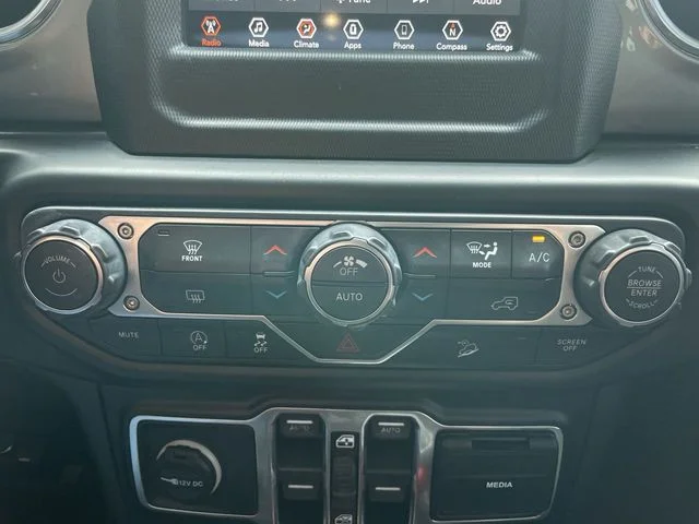 Used 2019 White Jeep Unlimited Sahara image 18