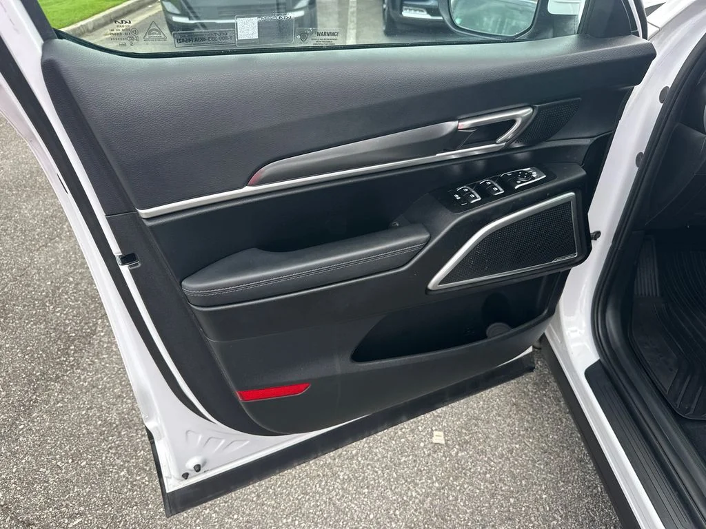 Used 2023 White Kia S image 10