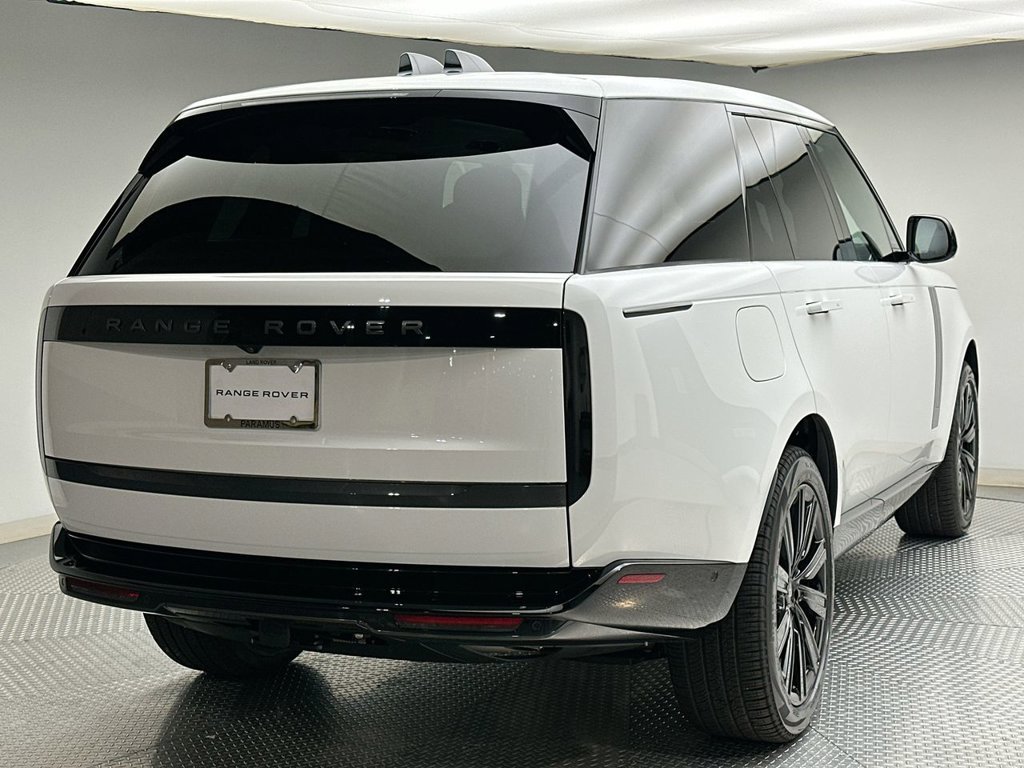 New 2027 Fuji White Land Rover SE image 3
