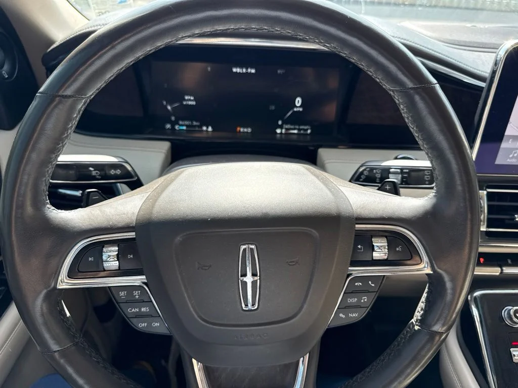 Used 2018 White Platinum Clearcoat Metallic Lincoln Select image 13