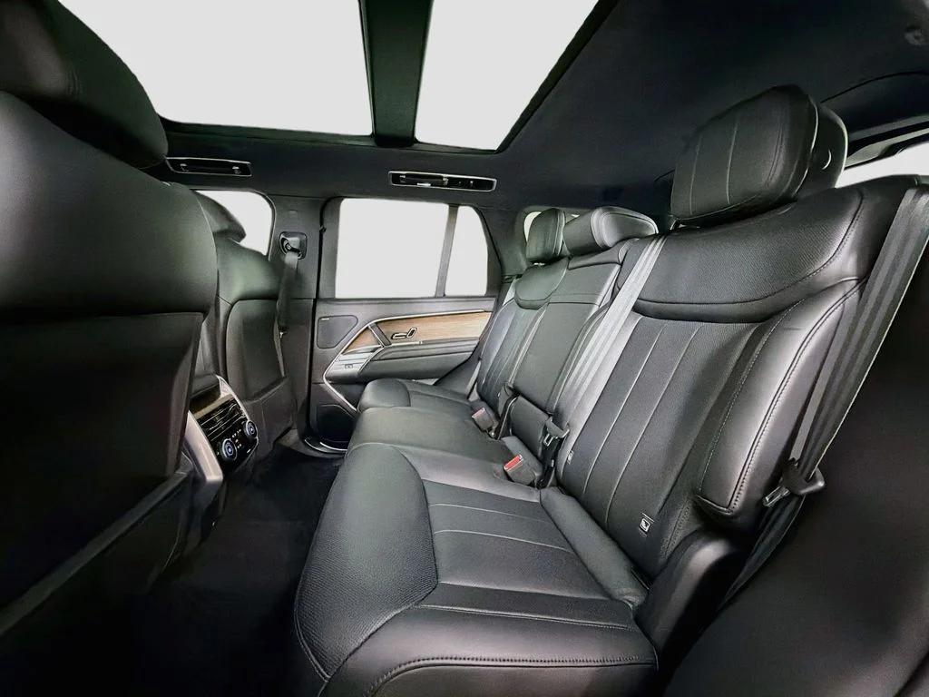 Used 2025  Land Rover SE image 26