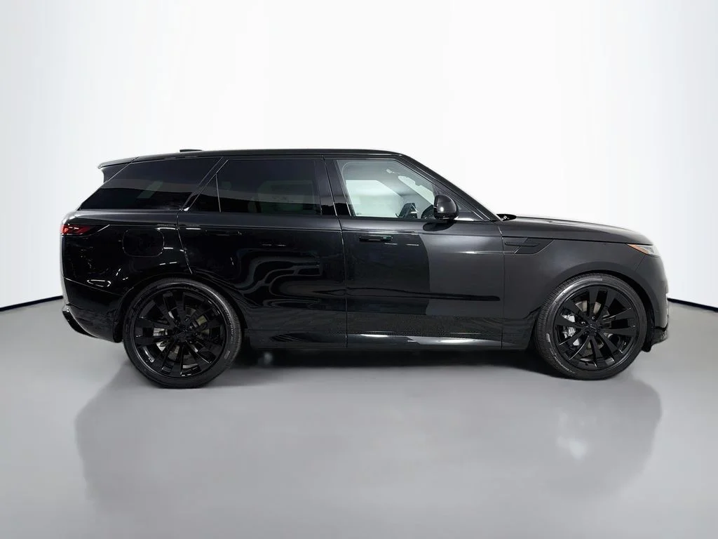New 2026 Santorini Black Land Rover Dynamic SE image 4