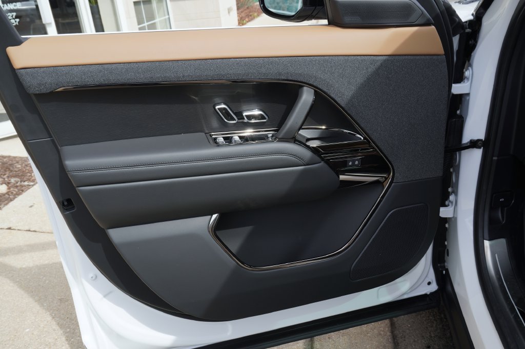 New 2026 Ostuni Pearl White Land Rover Dynamic SE image 10