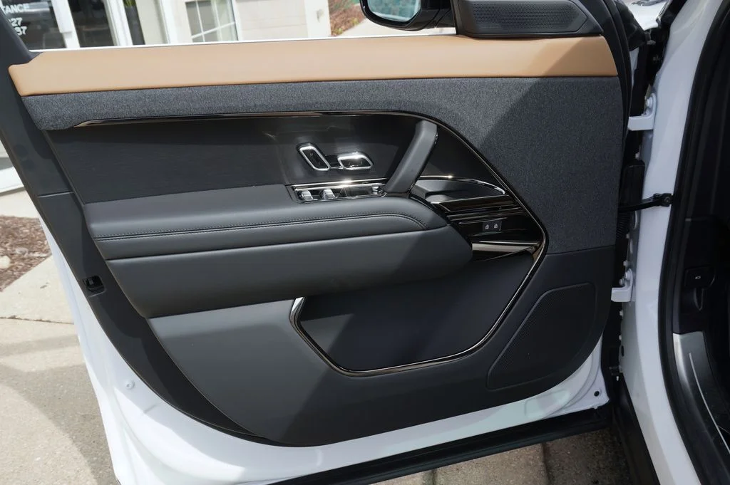 New 2026 Ostuni Pearl White Land Rover Dynamic SE image 11