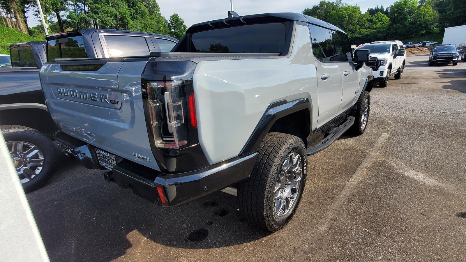 Used 2024 Meteorite Metallic (Grey) GMC 3X image 9