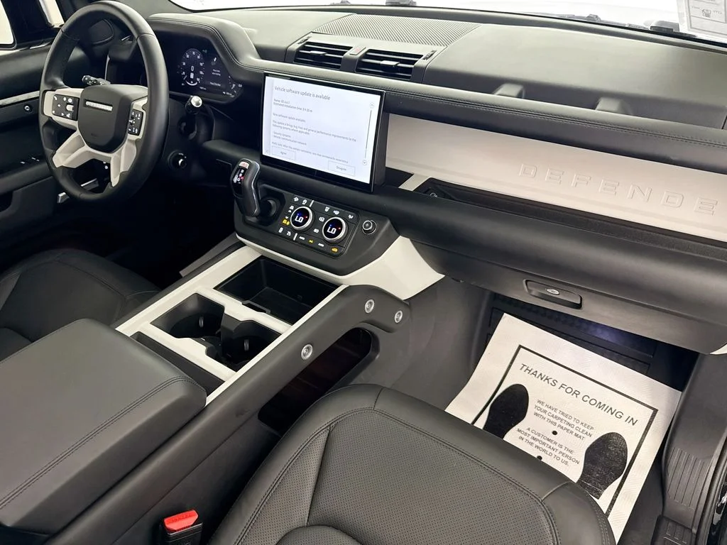 Used 2025 Black Land Rover X-Dynamic SE image 30