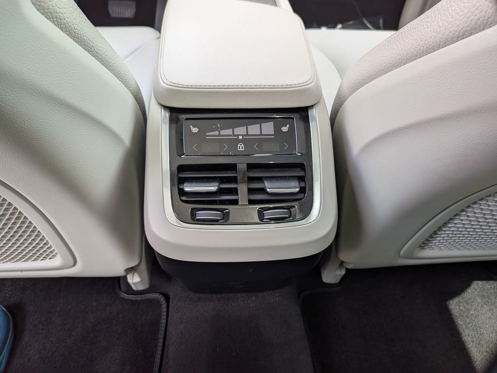 Used 2023 Blue Volvo B6 Plus 7-Seater image 37
