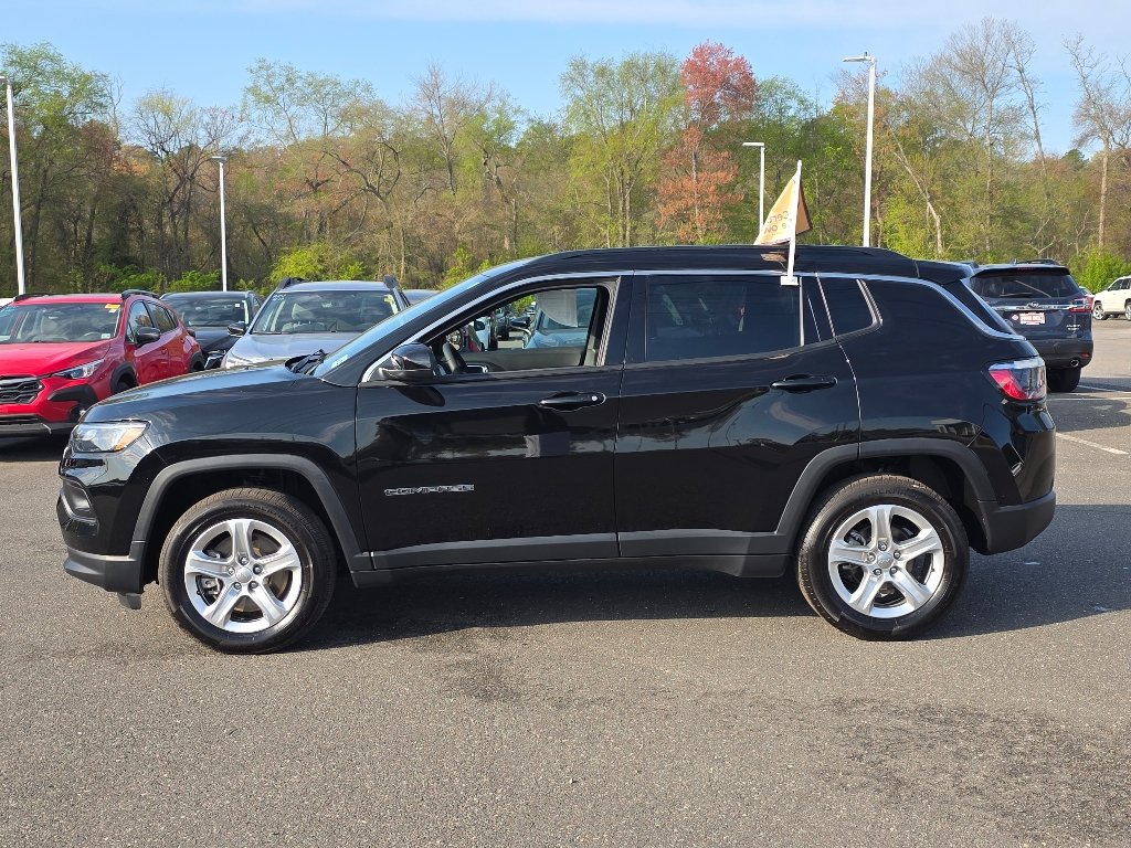 Certified Used 2023 Diamond Black Crystal Pearl Coat Jeep Latitude image 12