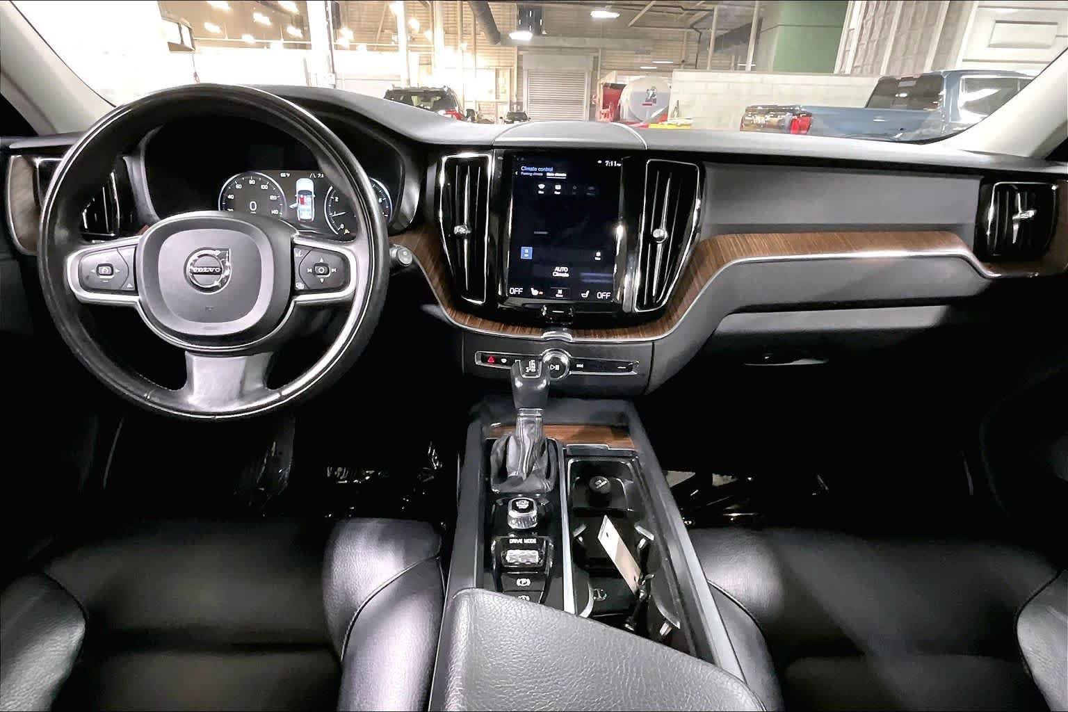Used 2021 Onyx Black Metallic Volvo Momentum image 16